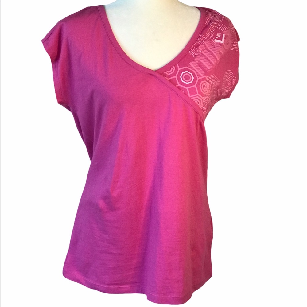 NIKE V-NECK SHORT SLEEVE TEE SHIRT W/ WHITE GEOMETRIC ACCENT ON …